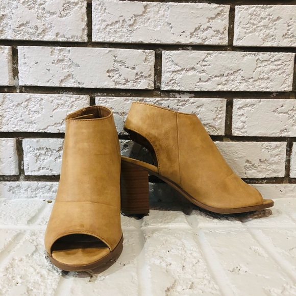 Shoes - Tan Heels